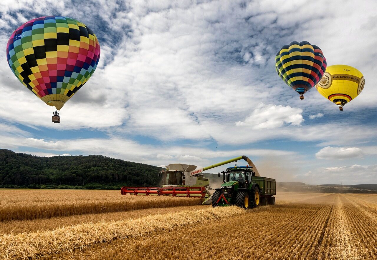 tractor, farming, weizenfeld, landwirtschaft, weizen, getreide, landschaft, bauernhof, ackerland, getreidefeld, weizenpflanzen, anbau, ernte, traktor, mähdrescher, dreschen, erntemaschine, kornfeld, ernährung